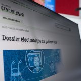 Le Parlement débloque 30 millions de francs pour favoriser le développement du dossier électronique du patient (archives). KEYSTONE/JEAN-CHRISTOPHE BOTT